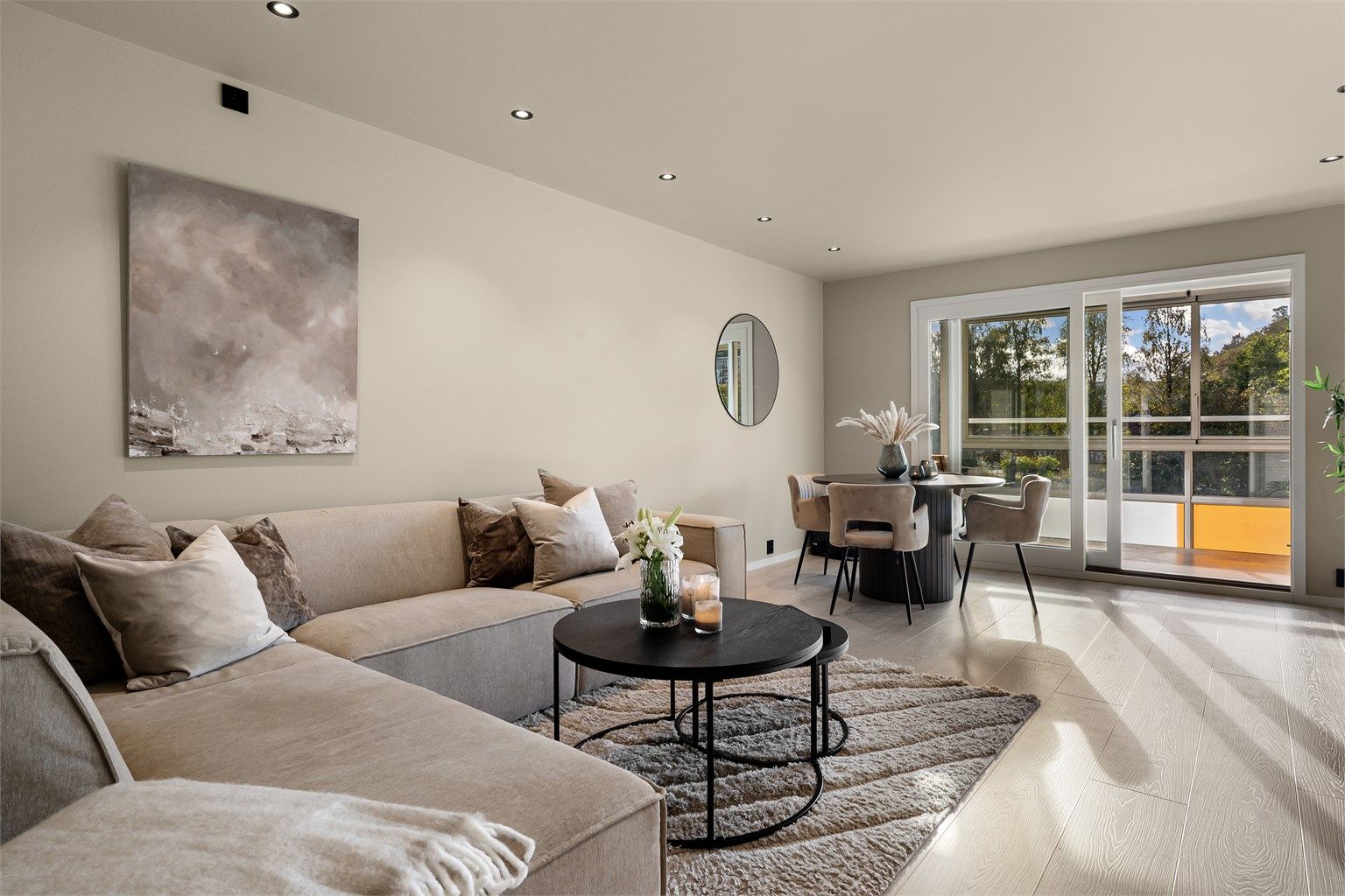 Stuen fremstår som lys og meget tiltalende med store vindusflater som tilfører rikelig med naturlig lysinnslipp. Dette vil i høy grad komplementere boligens gode kvaliteter