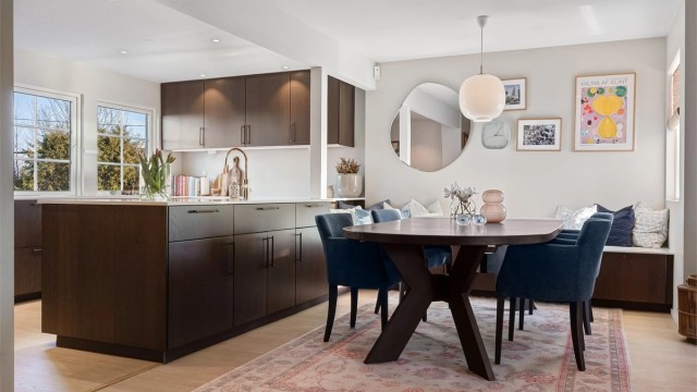 Denne flotte familieboligen ble pusset opp innvendig i 2021/2022 og holder en fin, moderne standard hvor det er enkelt å trives. Foto: Zovenfra