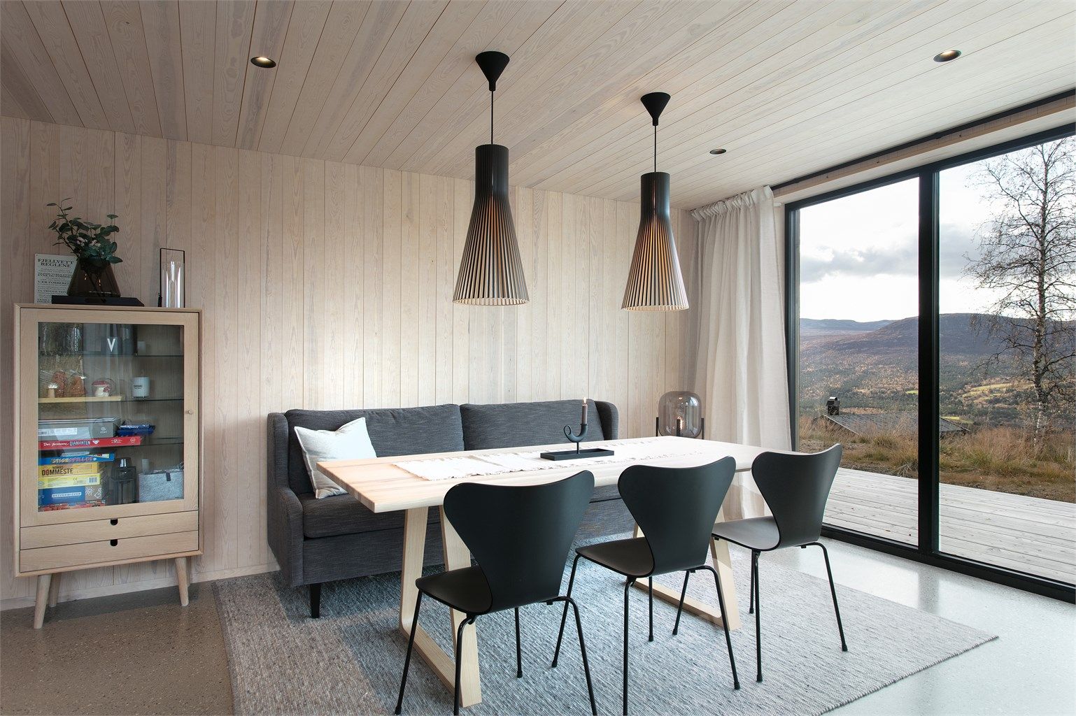 God plass til langbord i åpen tilknytning til kjøkkensonen.