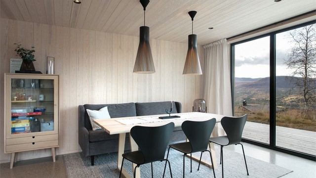 God plass til langbord i åpen tilknytning til kjøkkensonen.