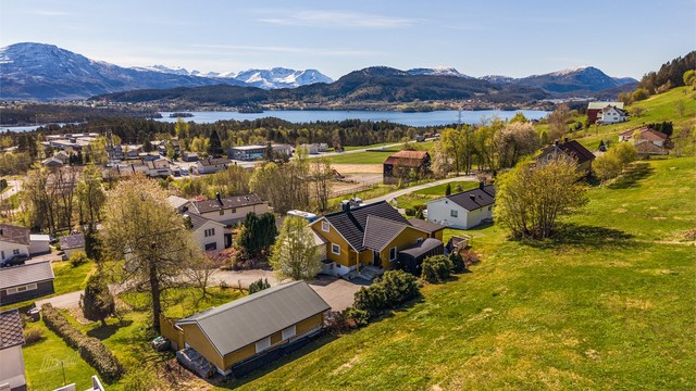 Eiendommen ligger i et populært og etablert boligområde vest for Skodje sentrum