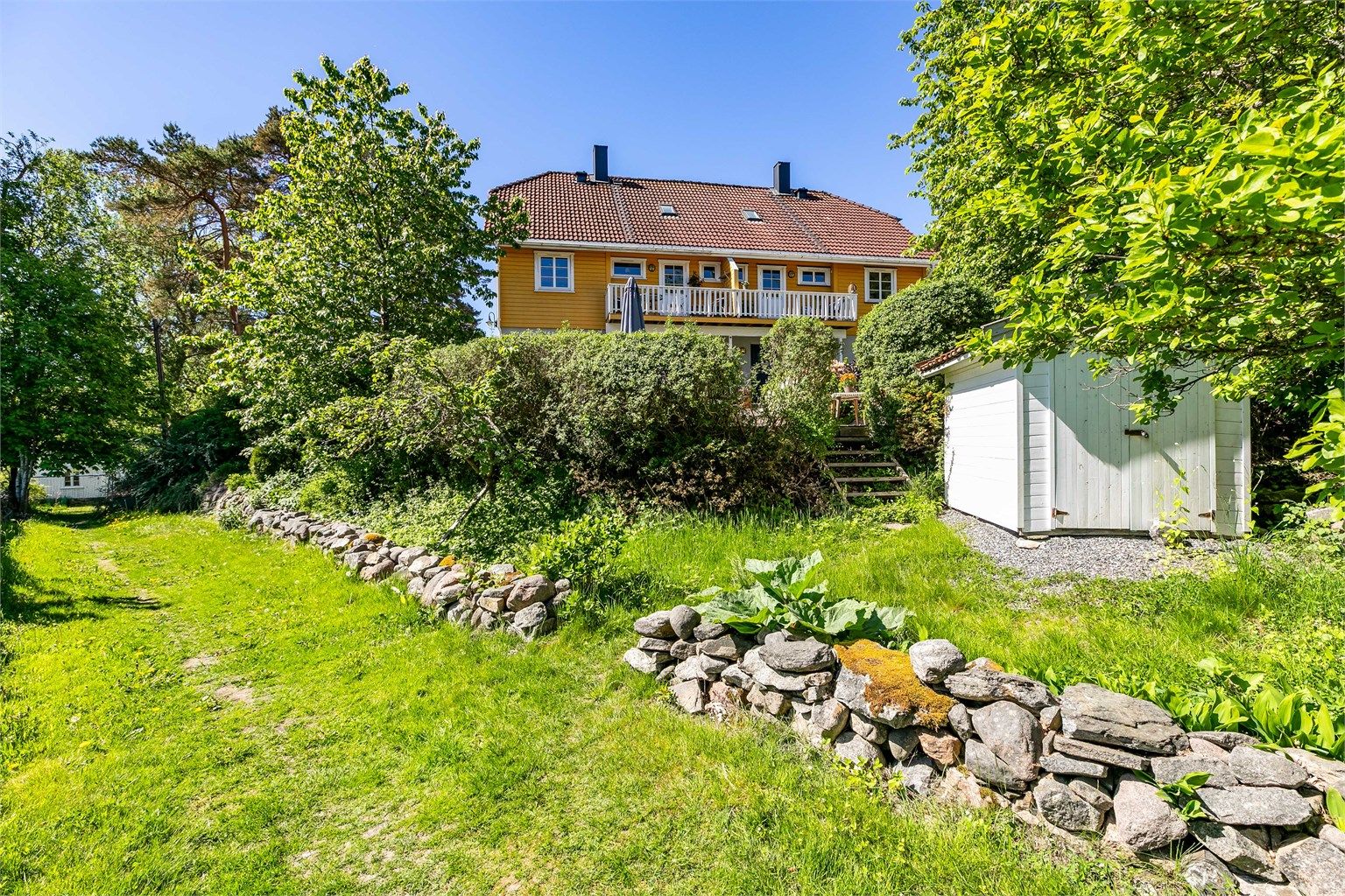Til fots eller med sykkel er det adkomst til eiendommen også fra denne grøntpassasjen i bakkant, en snarvei til og fra sentrum av Larkollen.