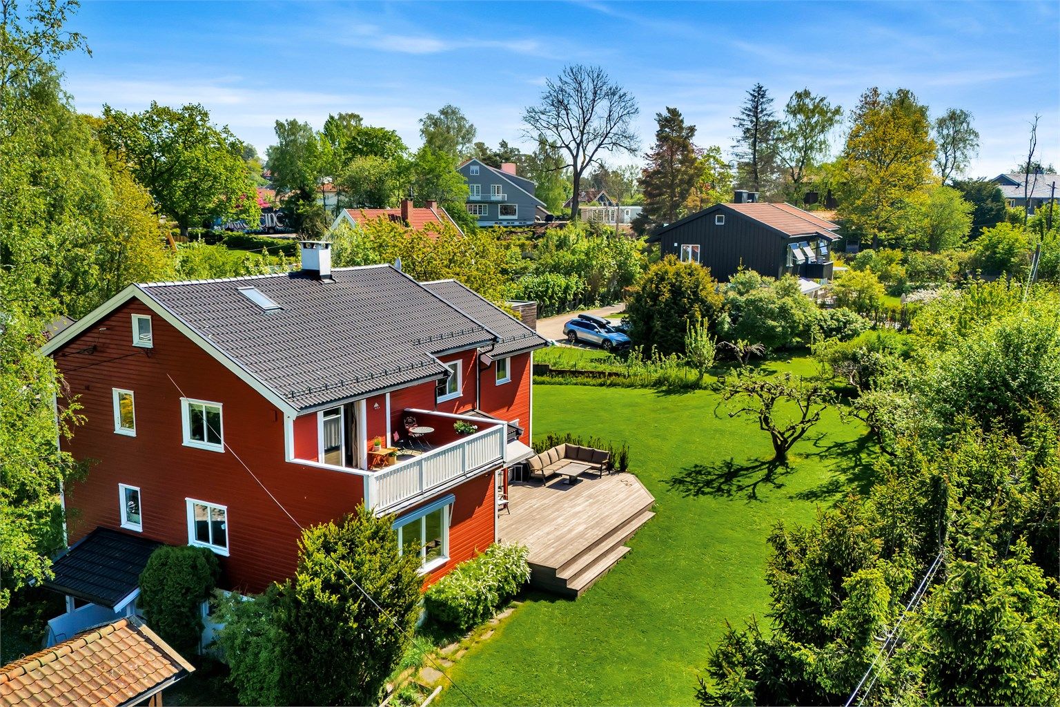 Seksjon 2 utgjør hele husets 2. etasje og loftsetasje og har egen inngang via inngangsparti i 1. etasje.