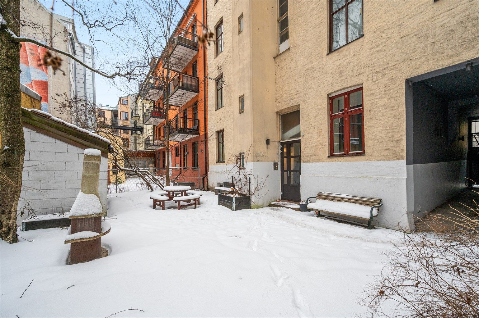 Bakgården er møblert med sittegrupper og grill, perfekt for sosiale sammenkomster.