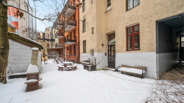 Bakgården er møblert med sittegrupper og grill, perfekt for sosiale sammenkomster.