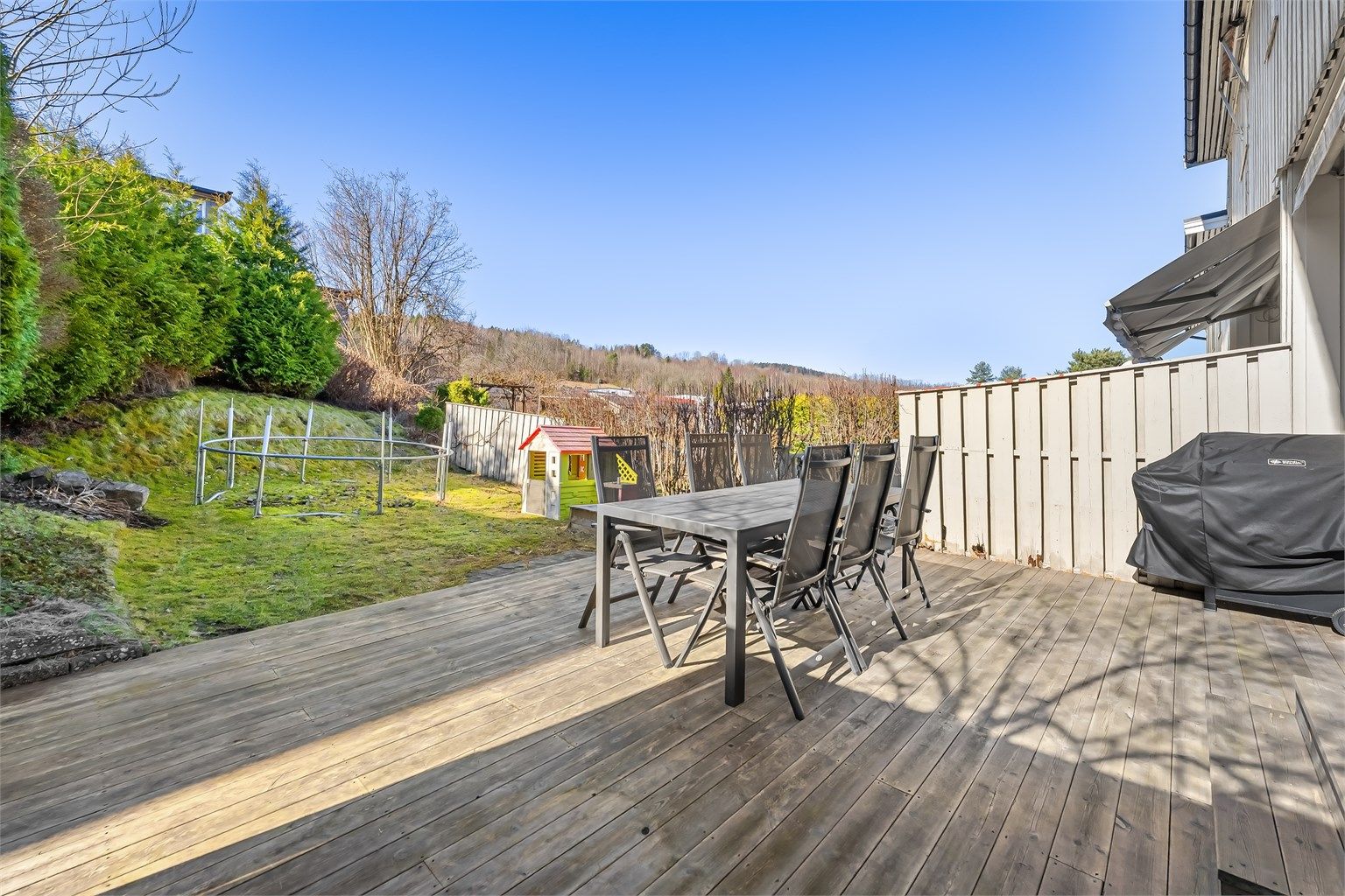 Et innholdsrikt og familievennlig enderekkehus med en stor, vestvendt terrasse og parkering rett utenfor døren