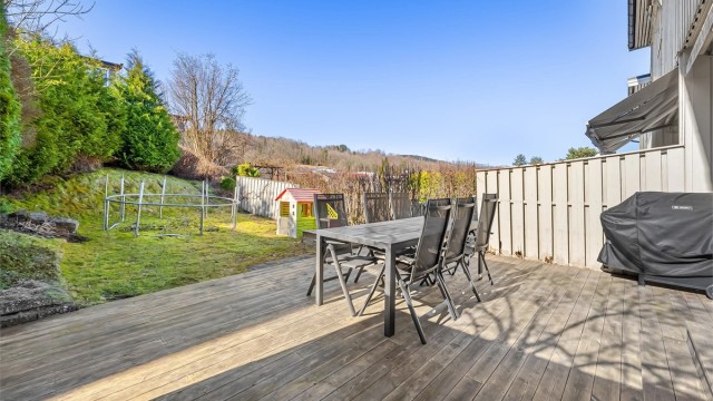 Et innholdsrikt og familievennlig enderekkehus med en stor, vestvendt terrasse og parkering rett utenfor døren