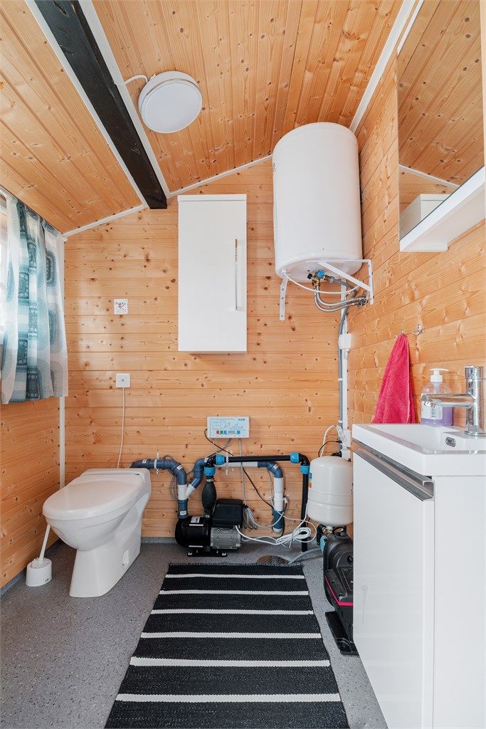 Separat wc rom hvor det er montert volum Jets septikpumpe. Her er også varmtvannsbereder på 45 L fra 2018 plassert