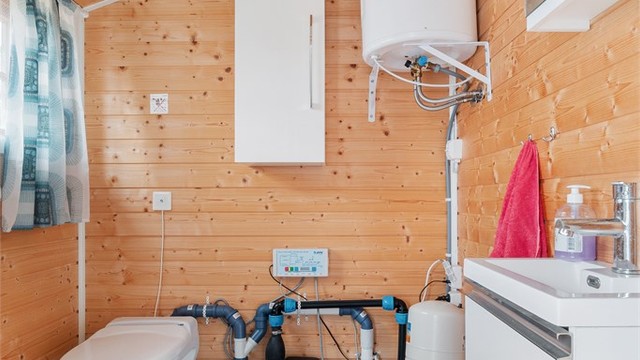 Separat wc rom hvor det er montert volum Jets septikpumpe. Her er også varmtvannsbereder på 45 L fra 2018 plassert