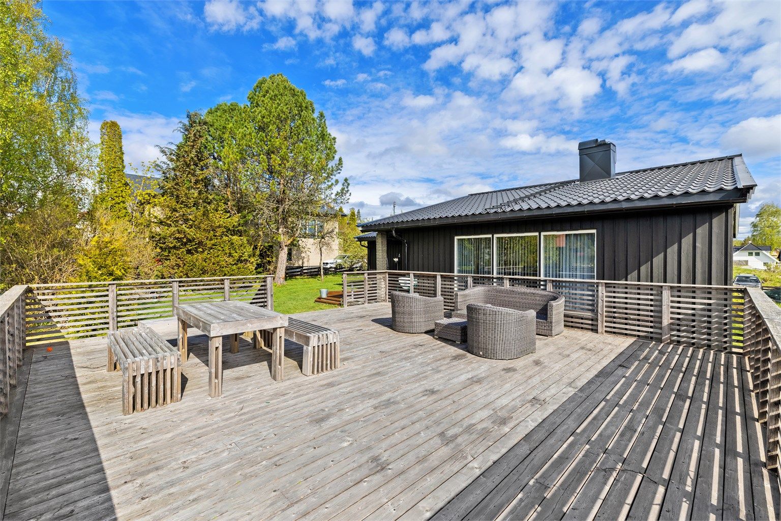 Terrassen over garasjen har plass til hele grillselskapet og er en svært solrik plass