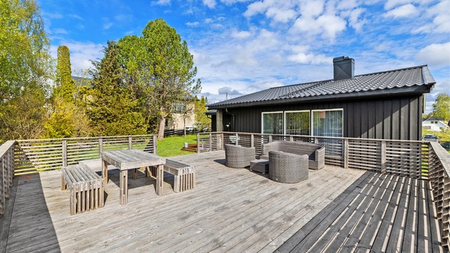 Terrassen over garasjen har plass til hele grillselskapet og er en svært solrik plass