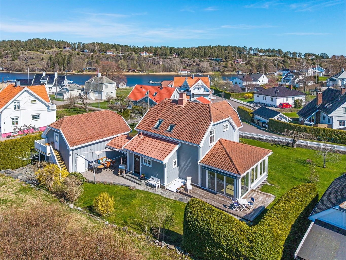 Eiendommen ligger sentralt på Nesbryggen med god oversikt over nærområdet.