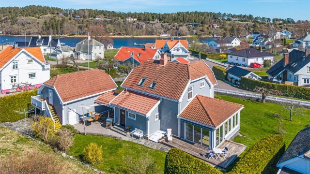 Eiendommen ligger sentralt på Nesbryggen med god oversikt over nærområdet.