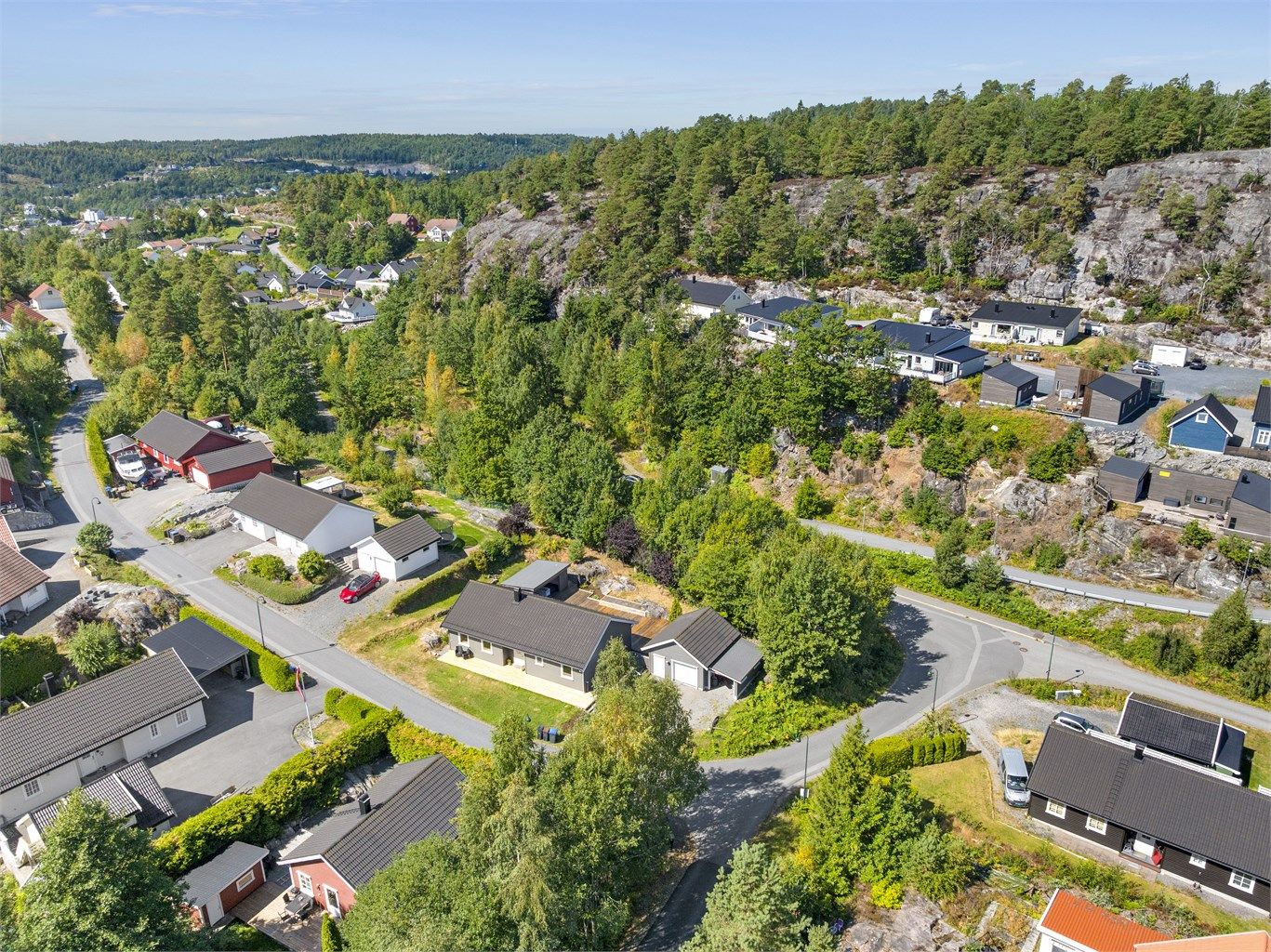 Eiendommen ligger i attraktivt og populært boligområde i Tvedestrand. 