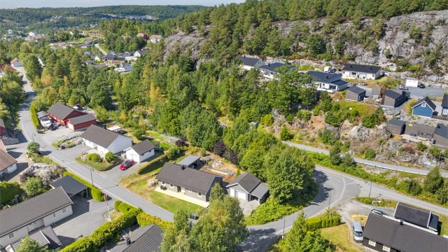 Eiendommen ligger i attraktivt og populært boligområde i Tvedestrand.