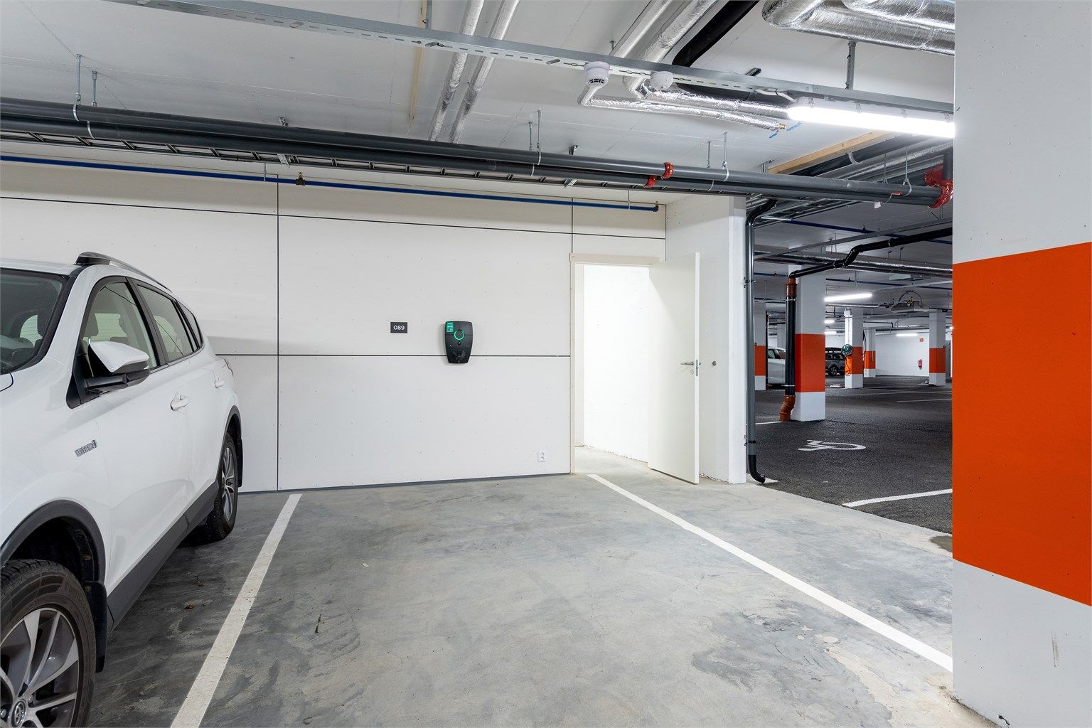 Leiligheten disponerer 1 parkeringsplass med uttak for lading av el-bil