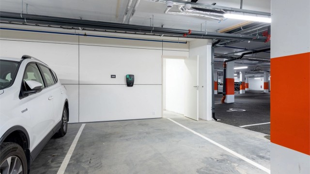 Leiligheten disponerer 1 parkeringsplass med uttak for lading av el-bil