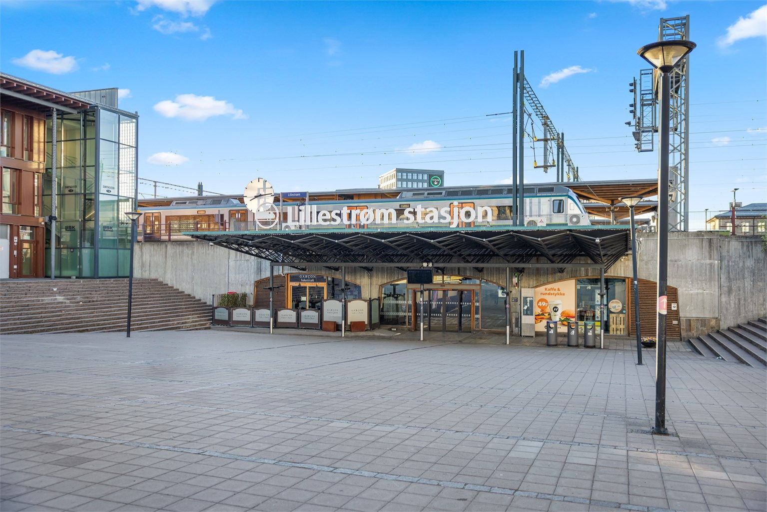 Lillestrøm stasjon tar deg raskt til Oslo S eller Oslo lufthavn på ca 10 minutter med hyppige avganger