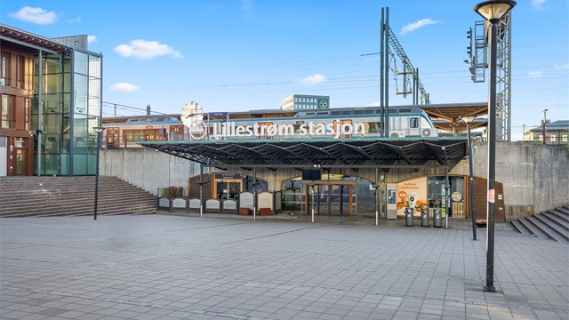 Lillestrøm stasjon tar deg raskt til Oslo S eller Oslo lufthavn på ca 10 minutter med hyppige avganger