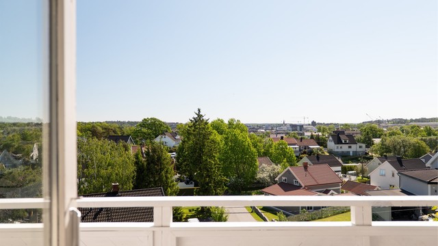 Fra stuen er det like fin utsikt å se som på altanen utenfor. Innsyn er det lite av i den luftige høyden.