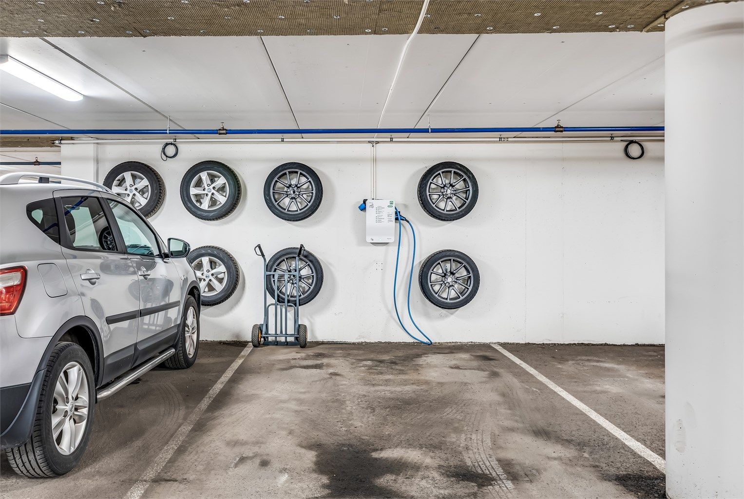 Egen parkeringsplass i oppvarmet garasjeanlegg, med elbillader tilknyttet.