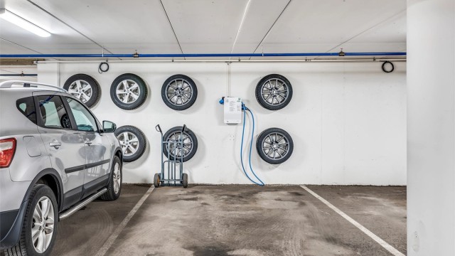 Egen parkeringsplass i oppvarmet garasjeanlegg, med elbillader tilknyttet.