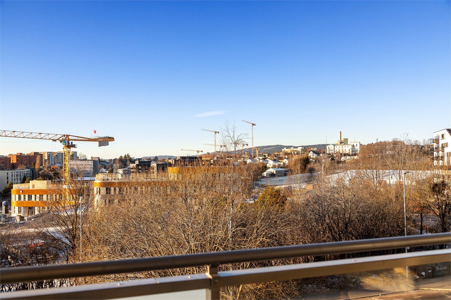 Utsikt mot Økern Torg og videre mot Holmenkollen - Foto: Eiendomsfoto