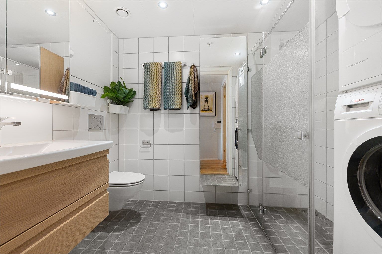 Badet har flislagt gulv med elektrisk gulvvarme og lekker baderomsinnredning fra Dansani, ny i 2018.