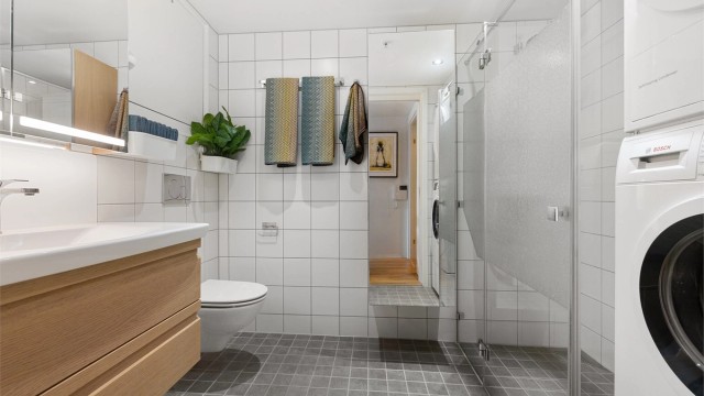 Badet har flislagt gulv med elektrisk gulvvarme og lekker baderomsinnredning fra Dansani, ny i 2018.