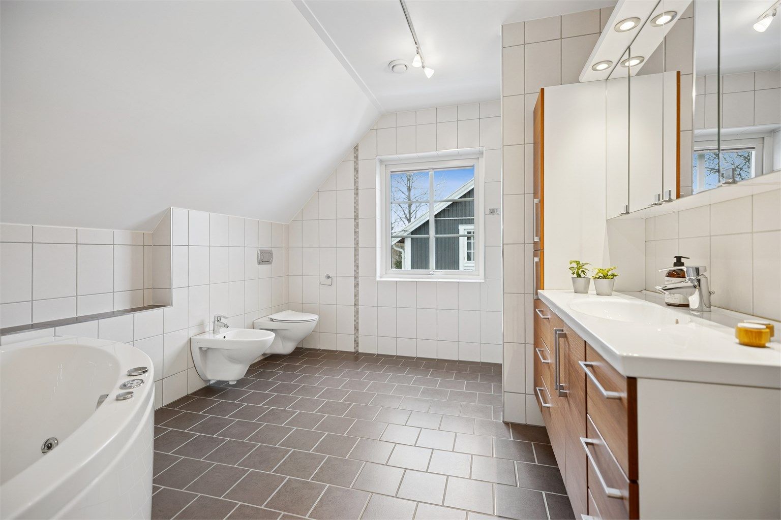 Badet er av god størrelse og har deilig varme i gulvet.