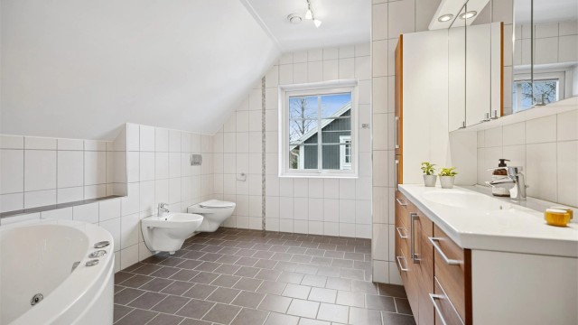 Badet er av god størrelse og har deilig varme i gulvet.