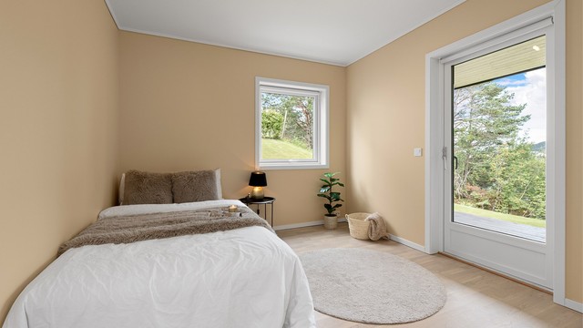 Ett av soverommene i underetasjen har direkte utgang til den store terrassen.
