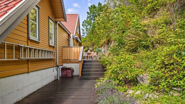 På østsiden av huset har du en usjenerte terrasser på 13 kvm.
