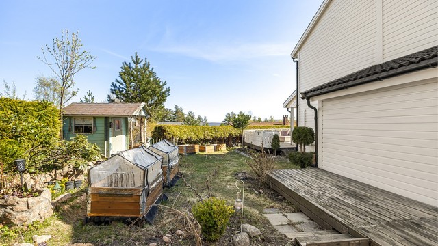 Lettstelt hage med etablert beplantning og gode muligheter for å dyrke egne grønnsaker.