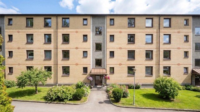 Fasaden sett fra inngangssiden, sommerstid.
Ulsrud borettslag består av 240 boliger og er kjent for sine velholdte fellesområder.