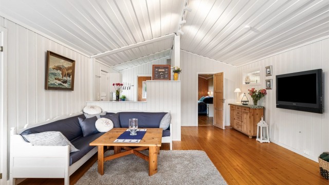 I stua kan du slappe av i en rommelig og fin sofa.