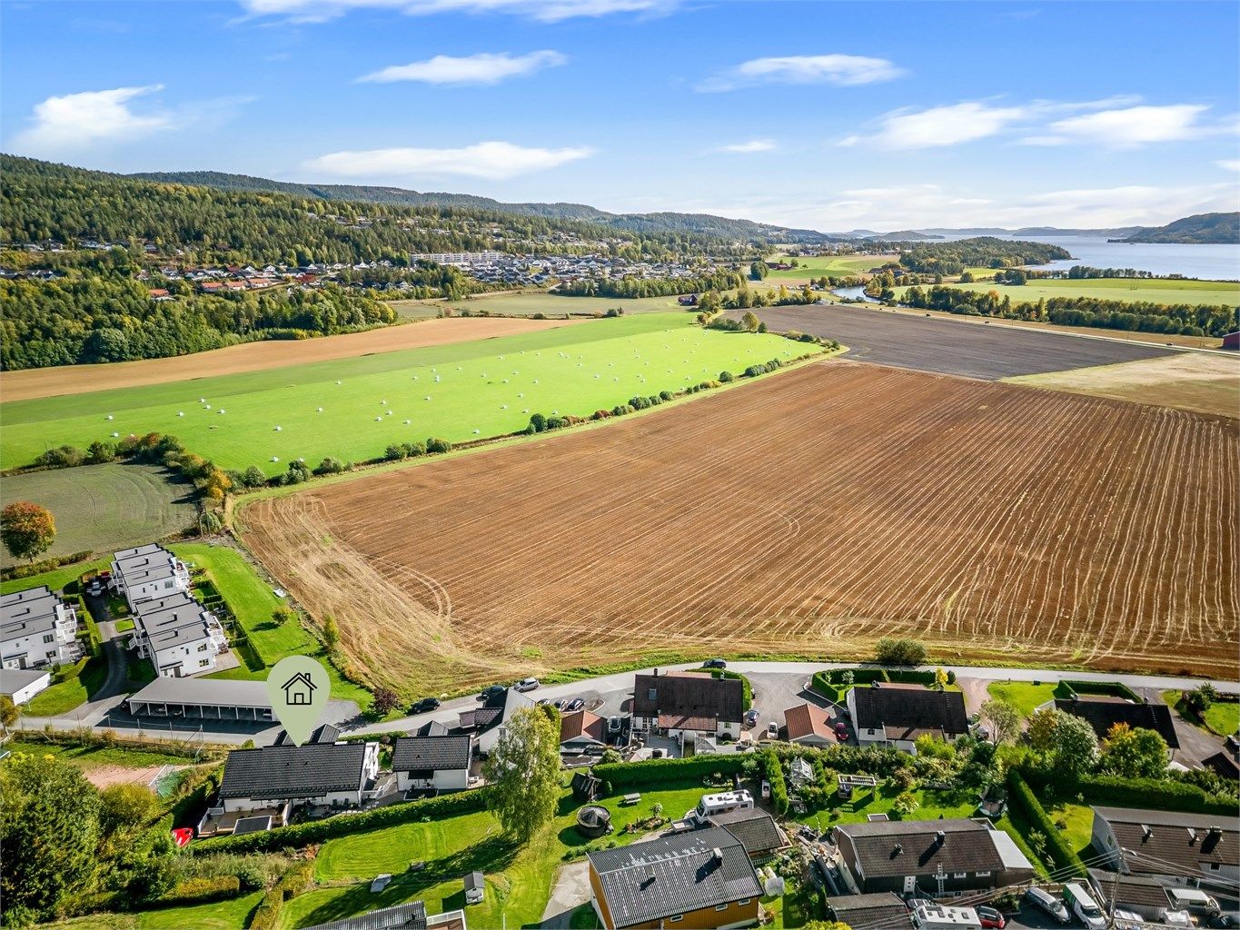 Gangavstand til bussholdeplass langs Sandebuktveien med forbindelser til Drammen og Svelvik.
