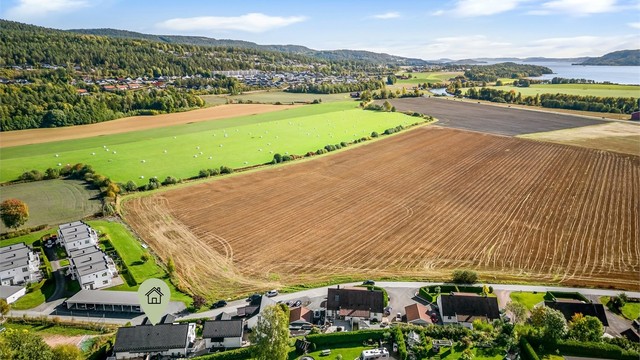 Gangavstand til bussholdeplass langs Sandebuktveien med forbindelser til Drammen og Svelvik.