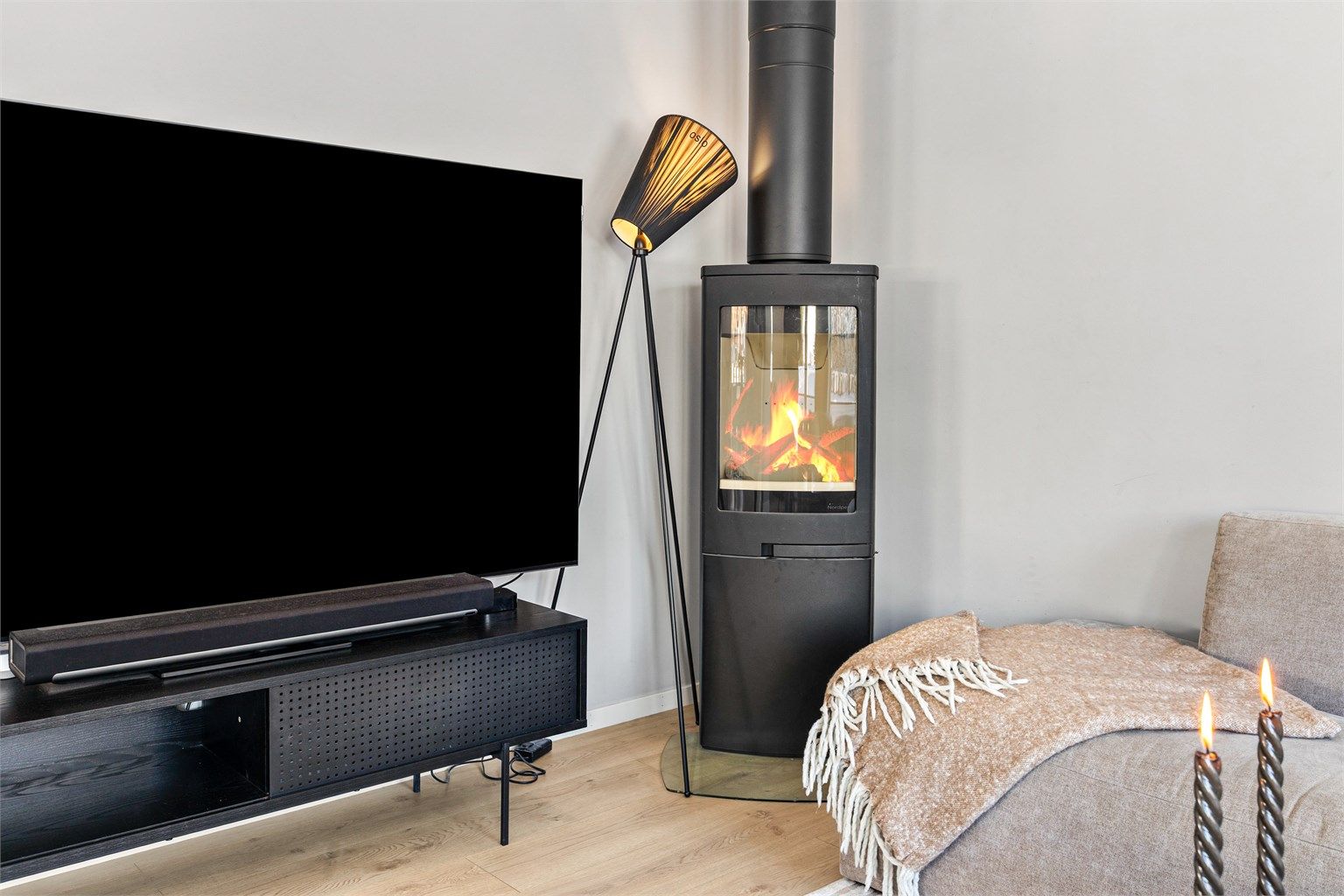 Det er en peisovn for ekstra varme og hygge i stuen.