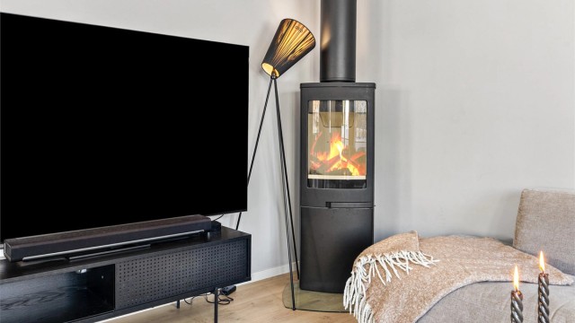 Det er en peisovn for ekstra varme og hygge i stuen.