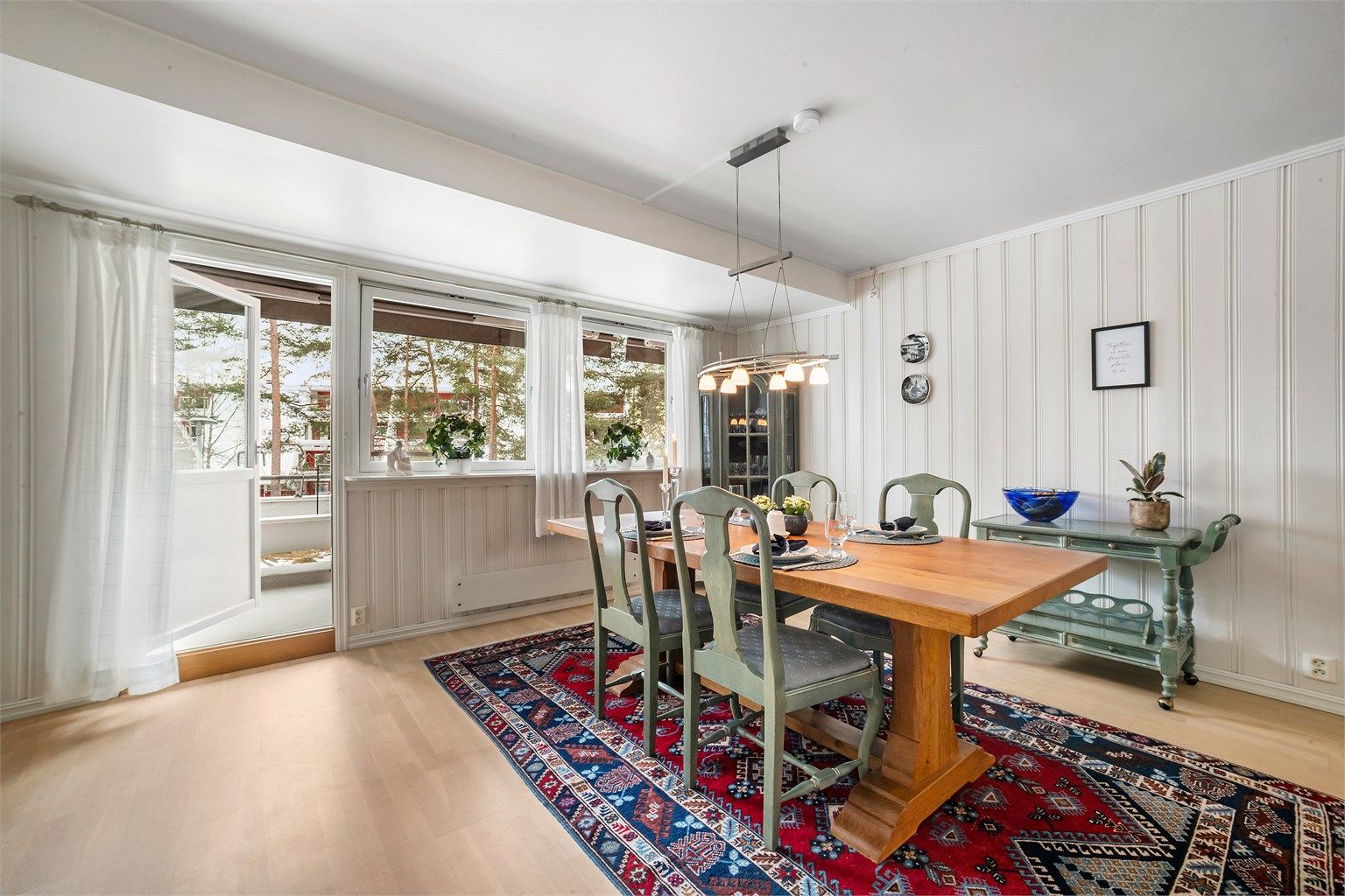 Fra spisestuen er det utgang til sydøst-vendt balkong på ca. 14 kvm.