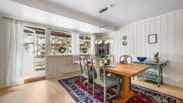 Fra spisestuen er det utgang til sydøst-vendt balkong på ca. 14 kvm.