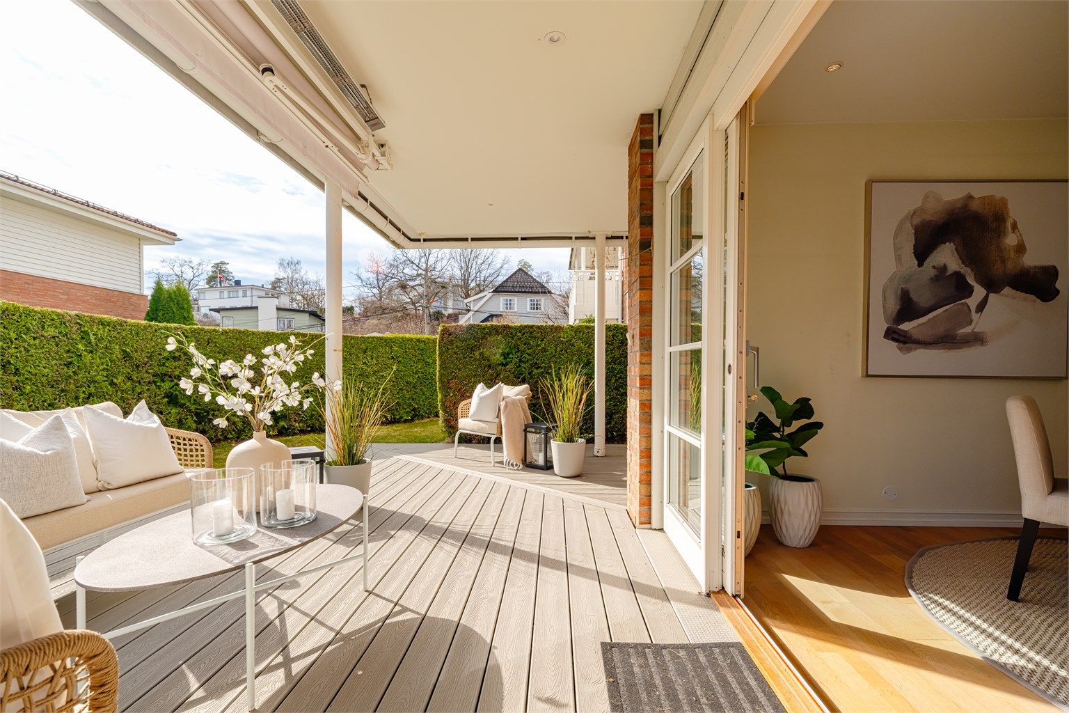 Fra stuen er det også utgang til leilighetens terrasse, oppmålt til hele 34 kvm.