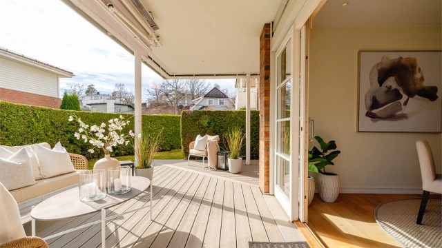 Fra stuen er det også utgang til leilighetens terrasse, oppmålt til hele 34 kvm.