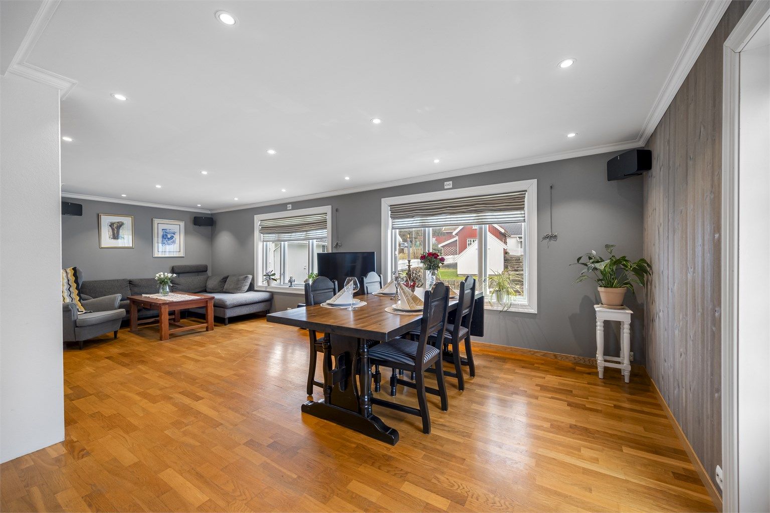 I stua er det både peisovn og varmepumpe.