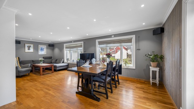 I stua er det både peisovn og varmepumpe.