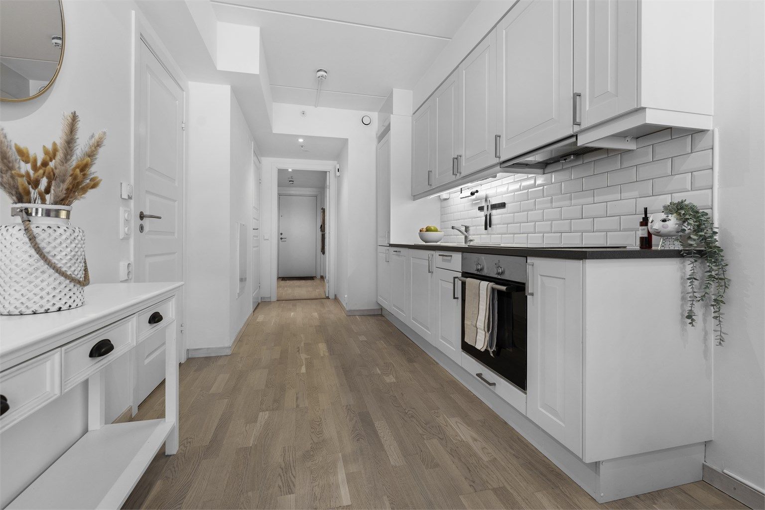 Stilren og moderne kjøkkeninnredning fra Sigdal med profilerte fronter.