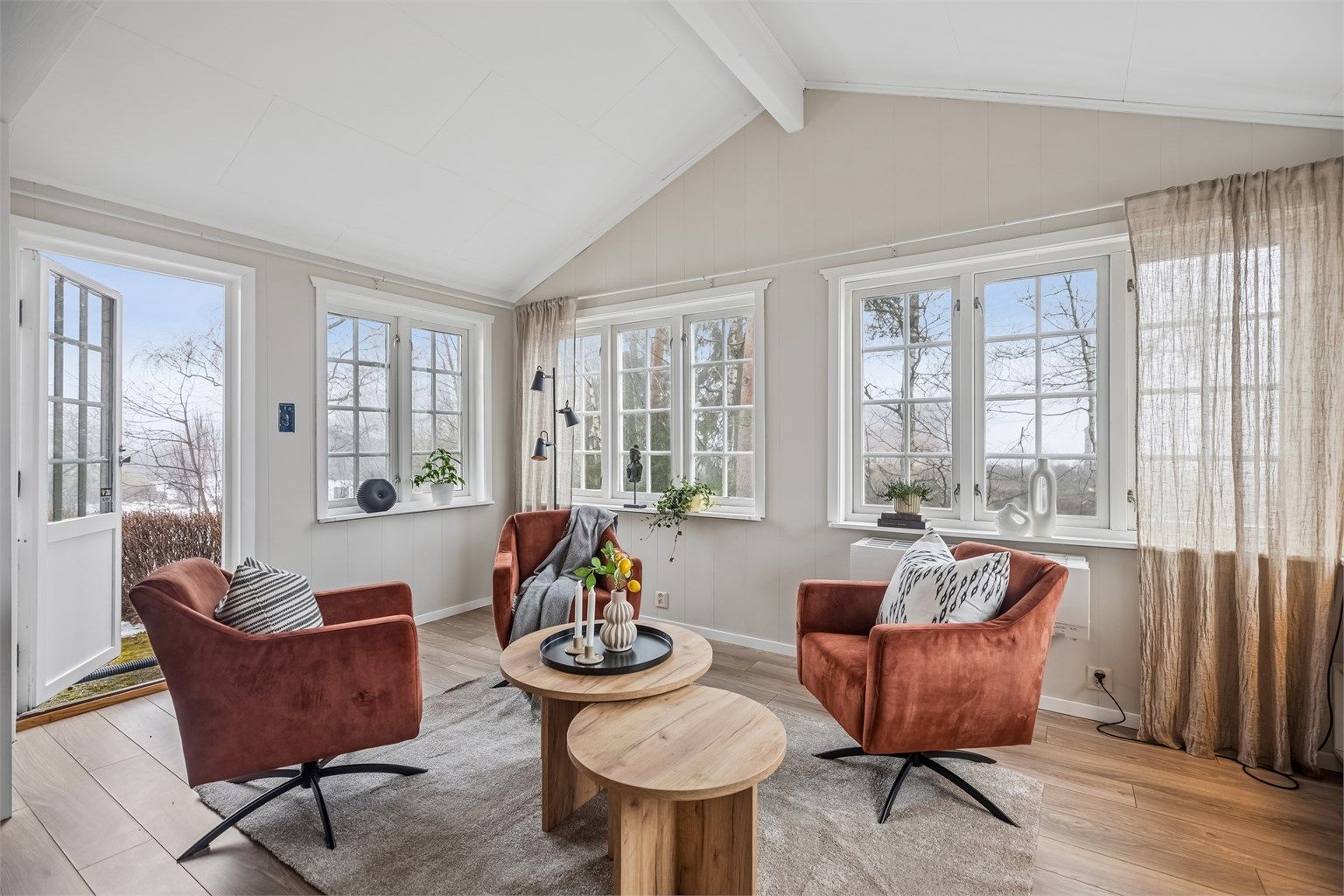 De mange vinduene slipper inn rikelig med godt lys. Fra stuen er det direkte utgang til hagen.