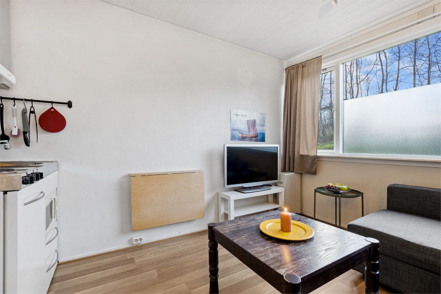 Stuen har forøvrig store vindusflater som sprer rikelig med sollys til store deler av leiligheten.