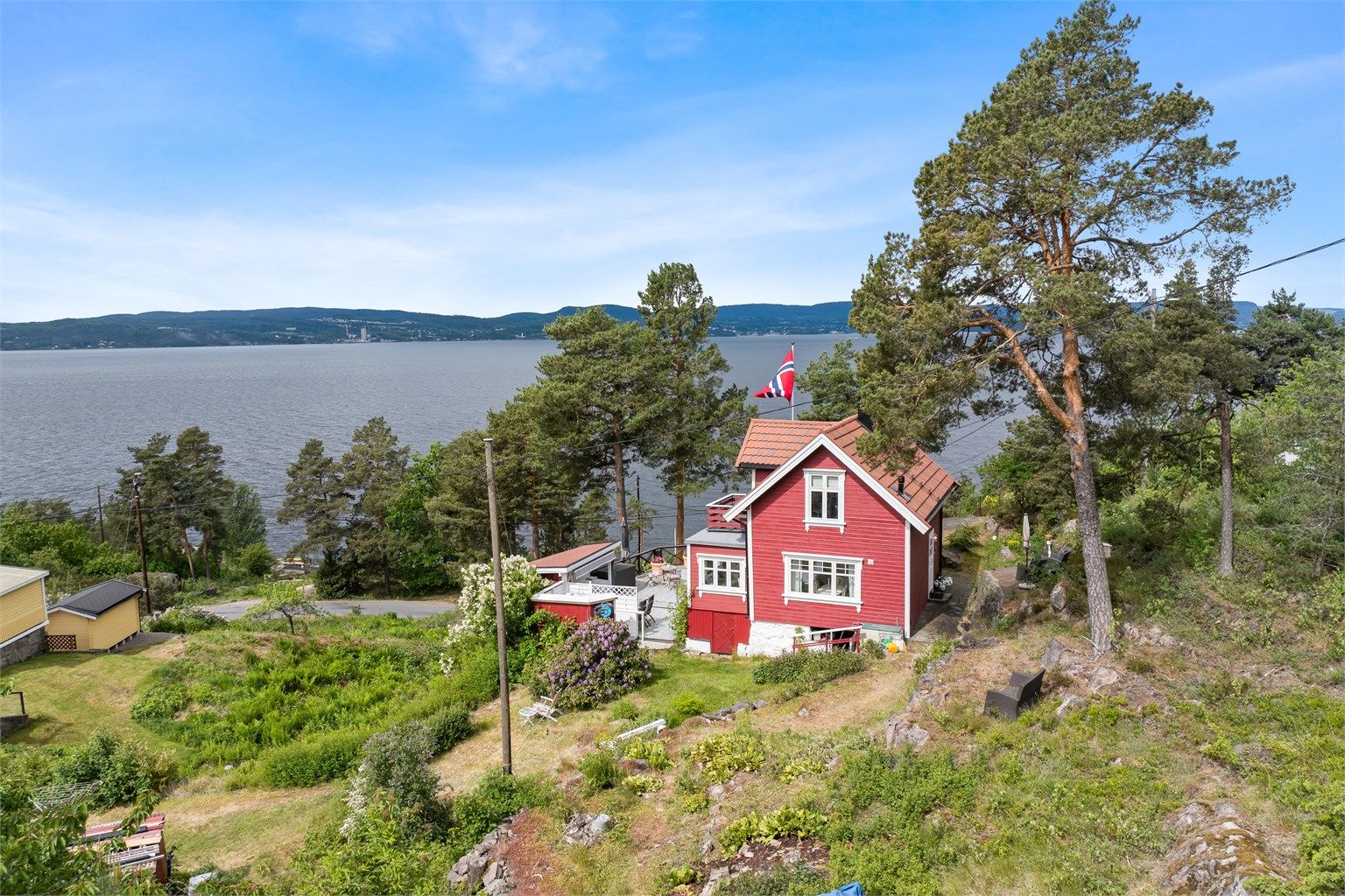 Velkommen til Svestad – en sjarmerende fritidseiendom med idyllisk beliggenhet, vidstrakt sjøutsikt og sol fra morgen til kveld